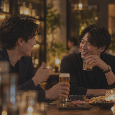 さまざまなドリンクで乾杯する様子